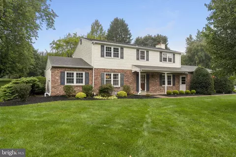 6 Woodmont Ln, Malvern, PA 19355