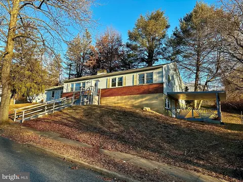 5 Adams Dr, Coatesville, PA 19320