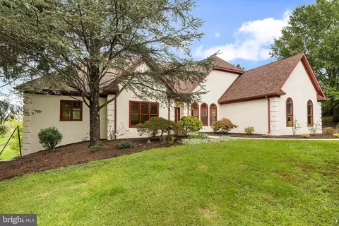 24 Hedgerow Ln, Malvern, PA 19355