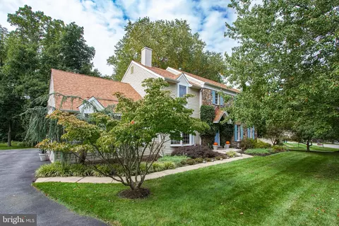 880 Heatherstone Dr, Berwyn, PA 19312