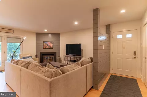 223 Valley Stream Ln, Chesterbrook, PA 19087 photo 2