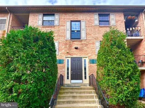 2320 Pond View Dr, West Chester, PA 19382