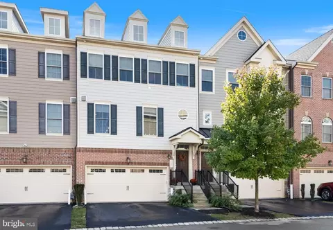 76 Parkview Cir, Wayne, PA 19087