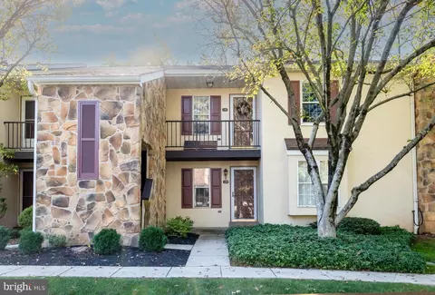 129 Valley Stream Cir, Chesterbrook, PA 19087
