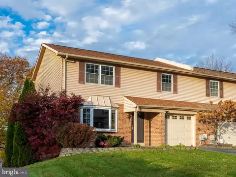 222 Llandovery Dr, Exton, PA 19341 photo 2