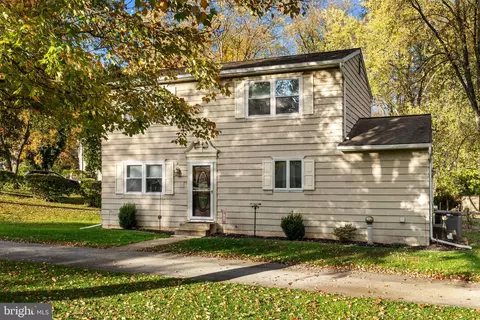 1 Hillcrest Dr, Downingtown, PA 19335