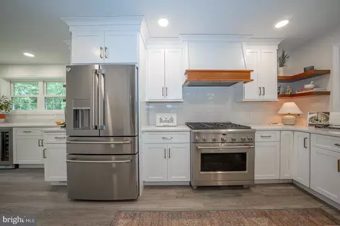 Kitchen - 661 Old Eagle School Rd, Wayne, PA 19087 photo 3 of 5