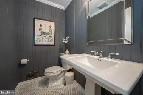 Bath - 661 Old Eagle School Rd, Wayne, PA 19087 photo 3 of 8
