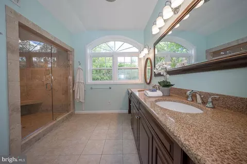 Bath - 661 Old Eagle School Rd, Wayne, PA 19087 photo 4 of 8