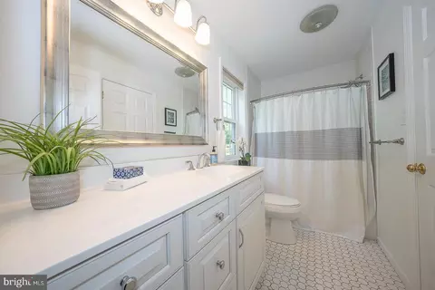 Bath - 661 Old Eagle School Rd, Wayne, PA 19087 photo 1 of 8
