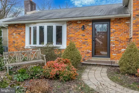 1328 Anthony Wayne Dr, Wayne, PA 19087 photo 2