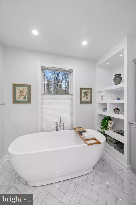 Bath - 405 Berkley Rd, Devon, PA 19333 photo 3 of 6