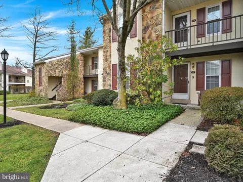 127 Valley Stream Cir, Chesterbrook, PA 19087 photo 3