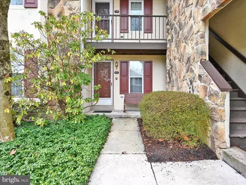 127 Valley Stream Cir, Chesterbrook, PA 19087