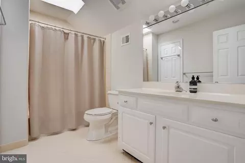 Bath - 30 Sugar Knoll Dr, Devon, PA 19333 photo 4 of 4