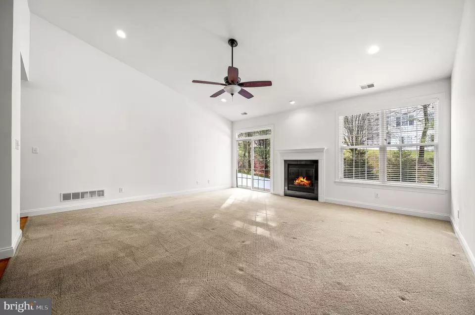 Living - 604 Strawbridge Ln, West Grove, PA 19390 photo 2 of 3