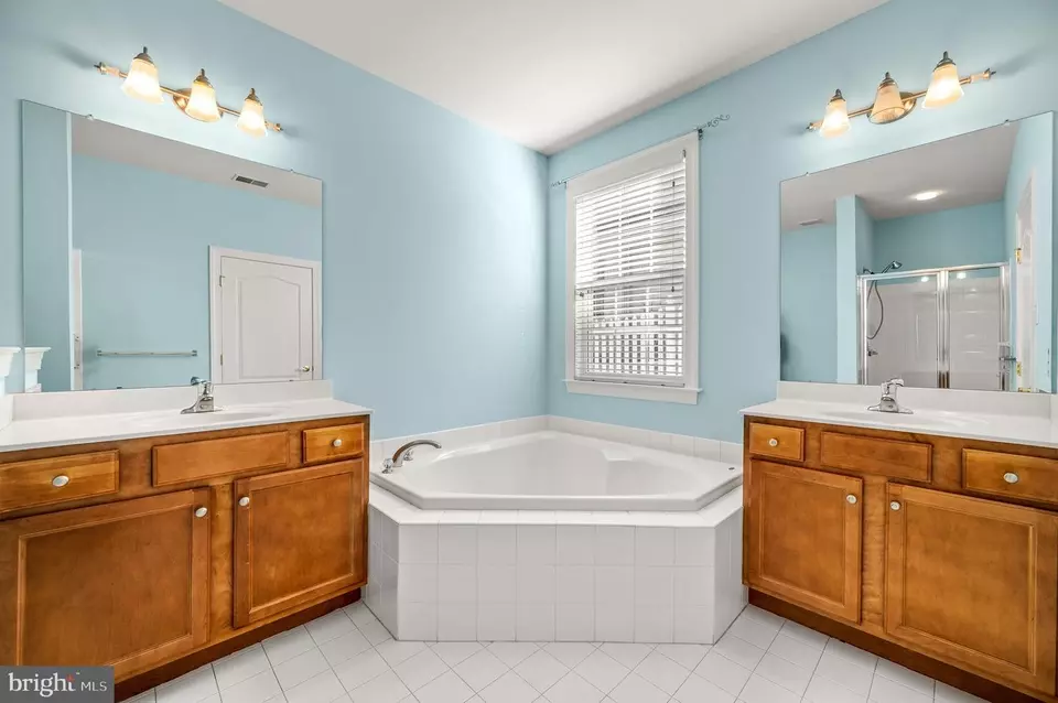 Bath - 604 Strawbridge Ln, West Grove, PA 19390 photo 1 of 3