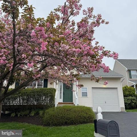720 W Glenview Dr, West Grove, PA 19390