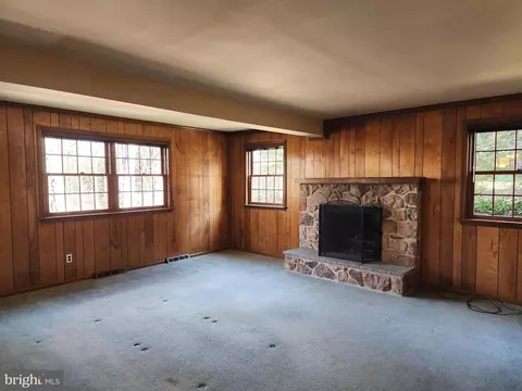 Living - 613 Brainerd Pl, Exton, PA 19341 photo 1 of 2
