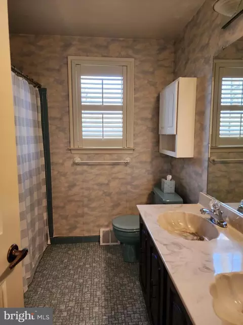 Bath - 613 Brainerd Pl, Exton, PA 19341 photo 2 of 3