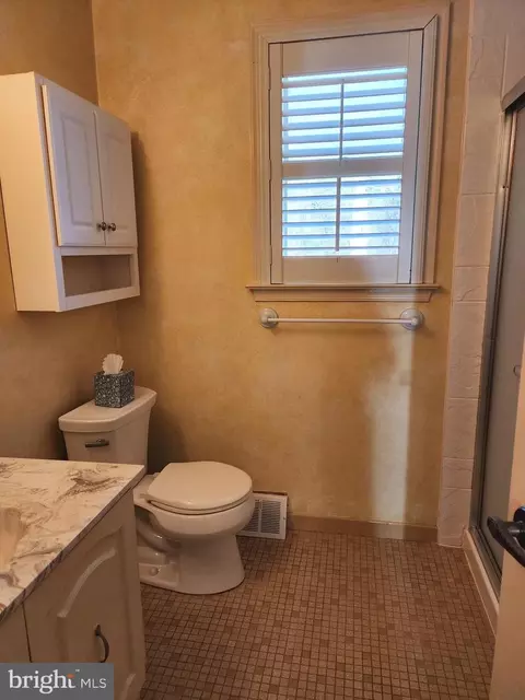 Bath - 613 Brainerd Pl, Exton, PA 19341 photo 3 of 3