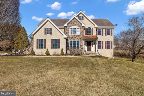 10 Edgewood Dr, Avondale, PA 19311