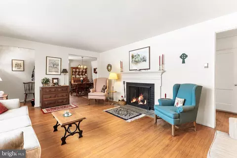 Living - 414 School Ln, Wayne, PA 19087 photo 4 of 8