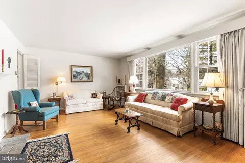Living - 414 School Ln, Wayne, PA 19087 photo 2 of 8