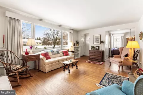 Living - 414 School Ln, Wayne, PA 19087 photo 3 of 8