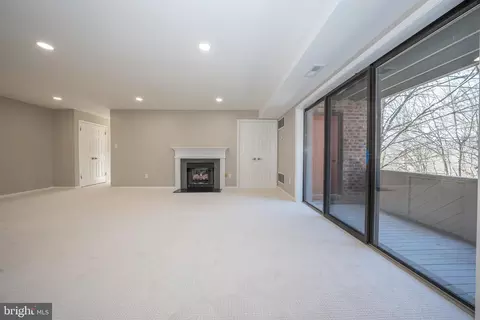 Living - 908 Mountain View Dr, Wayne, PA 19087 photo 4 of 7