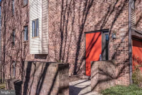 908 Mountain View Dr, Wayne, PA 19087