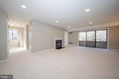 Living - 908 Mountain View Dr, Wayne, PA 19087 photo 3 of 7