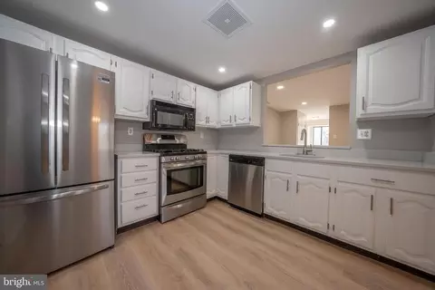Kitchen - 908 Mountain View Dr, Wayne, PA 19087 photo 2 of 4