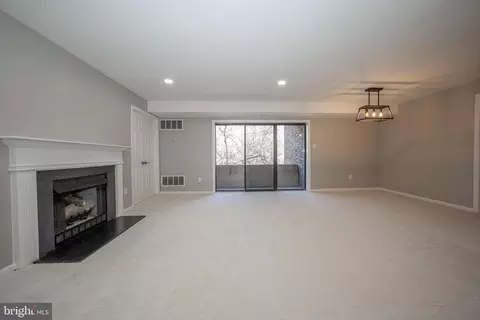 Living - 908 Mountain View Dr, Wayne, PA 19087 photo 6 of 7