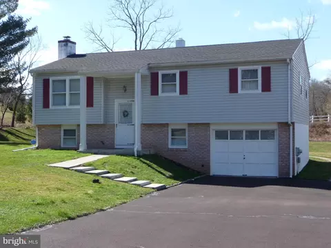 1332 Dimity Ct, Pottstown, PA 19465