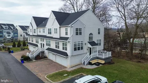 211 Debaptiste Ln, West Chester, PA 19382