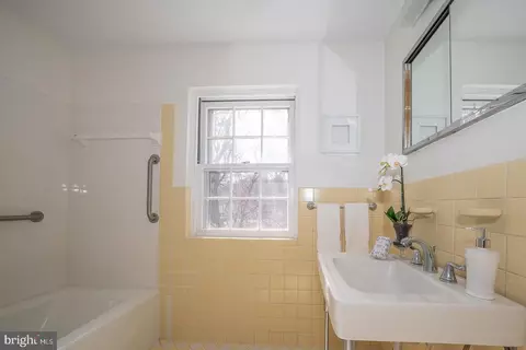 Bath - 528 Tory Hill Rd, Devon, PA 19333 photo 3 of 4