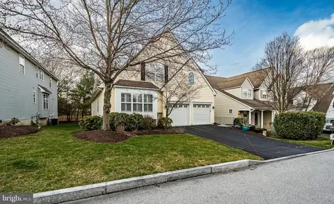 110 Potters Pond Dr, Phoenixville, PA 19460