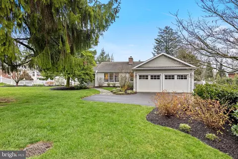 445 Robinwood Rd, Wayne, PA 19087