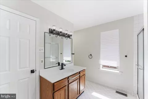 Bath - 7 Painters Ln, Chesterbrook, PA 19087 photo 3 of 4