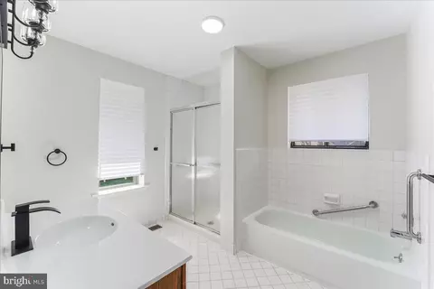 Bath - 7 Painters Ln, Chesterbrook, PA 19087 photo 2 of 4