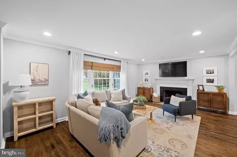 Living - 436 W Valley Rd, Wayne, PA 19087 photo 2 of 6