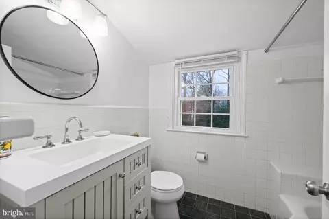 Bath - 436 W Valley Rd, Wayne, PA 19087 photo 3 of 4