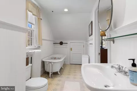 Bath - 35 Deepdale Rd, Wayne, PA 19087 photo 9 of 10