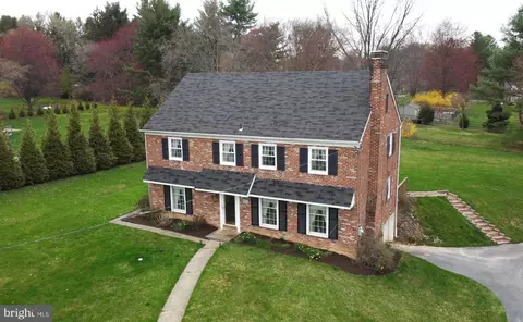 26 Stonehenge Ln, Malvern, PA 19355