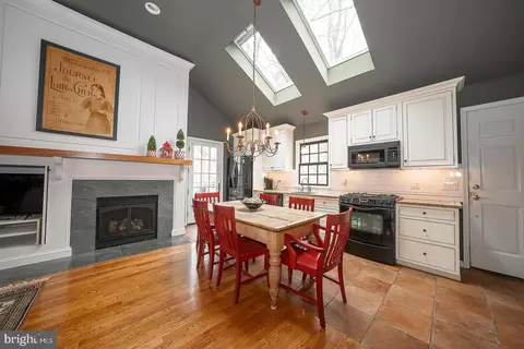 Kitchen - 938 Ivycroft Rd, Wayne, PA 19087 photo 8 of 11