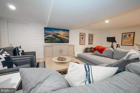Living - 938 Ivycroft Rd, Wayne, PA 19087 photo 8 of 9