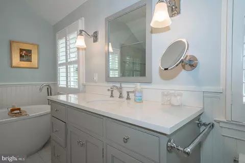 Bath - 938 Ivycroft Rd, Wayne, PA 19087 photo 4 of 9