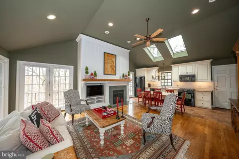 Living - 938 Ivycroft Rd, Wayne, PA 19087 photo 5 of 9