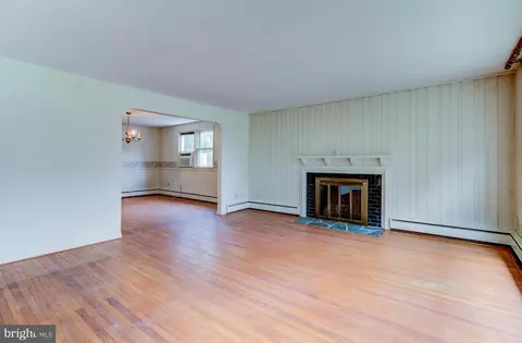 Living - 632 Wallace Dr, Wayne, PA 19087 photo 3 of 5